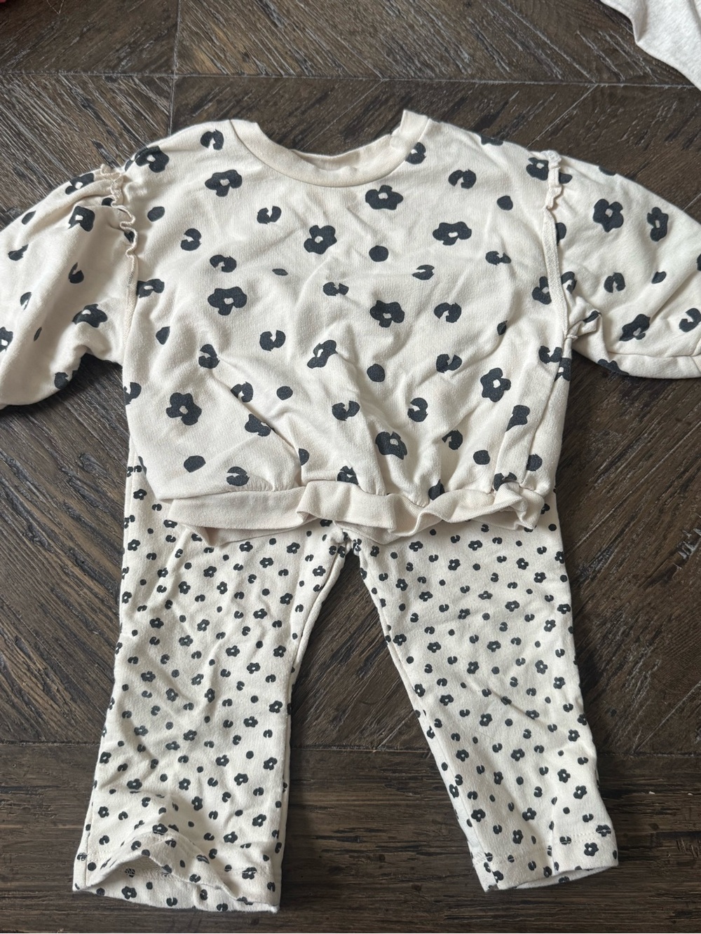 Cat & Jack Cream and Black Floral Kids Set